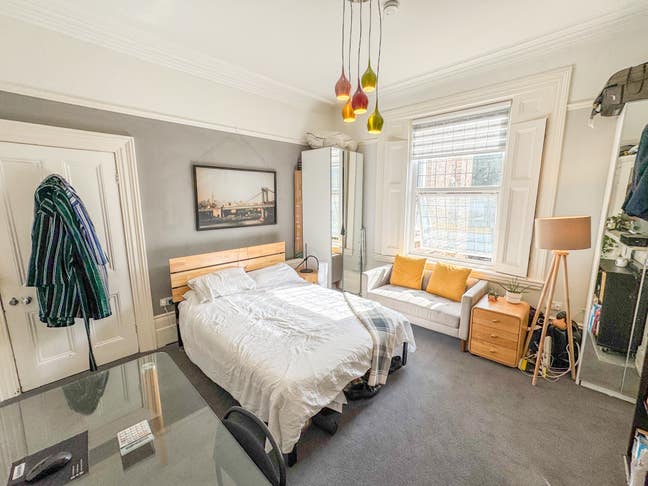 Huge Garden Facing Room in Fantastic Flat Main Photo