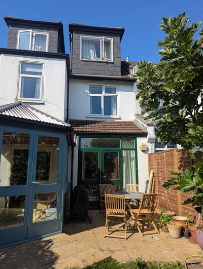 Ensuite in peaceful garden flat Main Photo