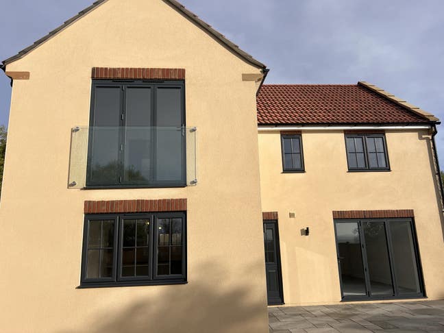 Room in Beatiful Modern New Build House  Main Photo