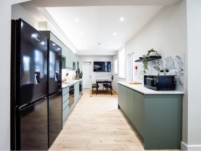 En-suite room available in modern shared home  Main Photo