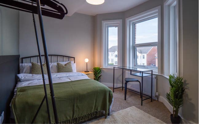 Beautiful En-suite room in modern shared home Main Photo