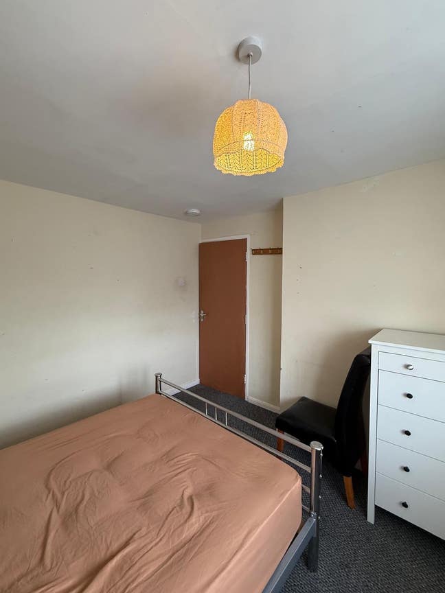 Double room to let, close to Crawley Station  Main Photo