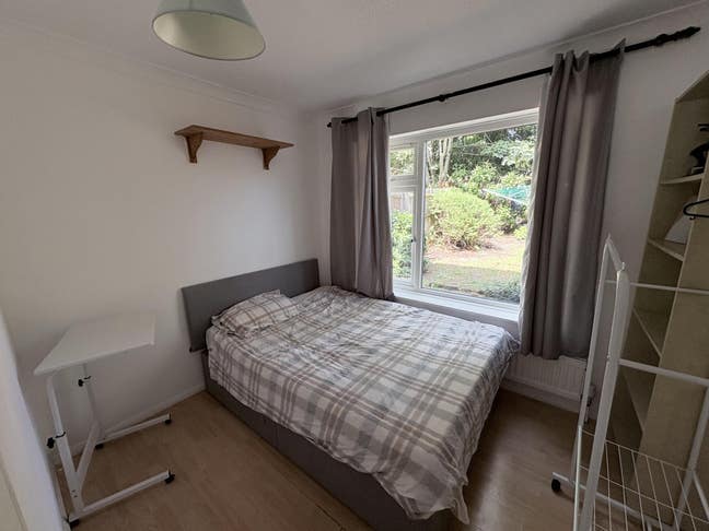 Bright room near Royal Holloway, friendly, quick Main Photo