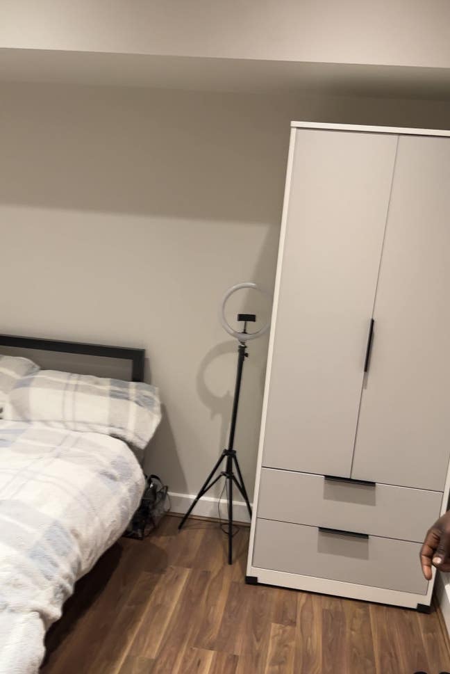 A spacious one bedroom/studio accommodation Main Photo