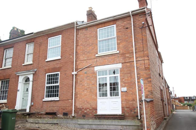 One Room Avail for Rent - 1 Avenue Road Main Photo