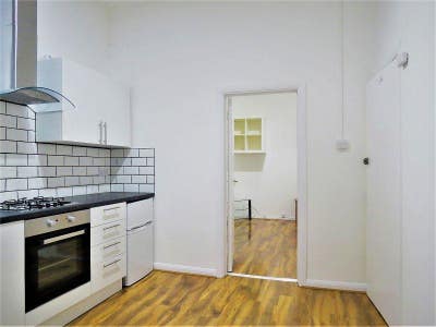 Including bills modern studio flat near tube stati Main Photo