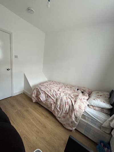  📍  Single  Room  in  –  Aston  Street,  E14  Main Photo