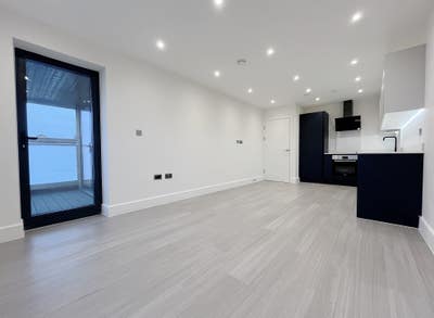 New 1 Bedroom Flat 10-15 Mins Walk to Northolt Main Photo