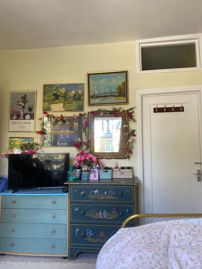 Quiet light airy room in artistic colourful house Main Photo