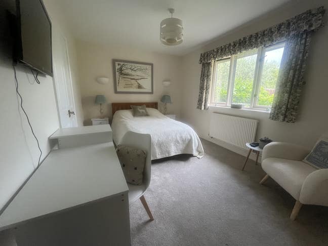 Lovely double room in a quiet location in Chobham  Main Photo