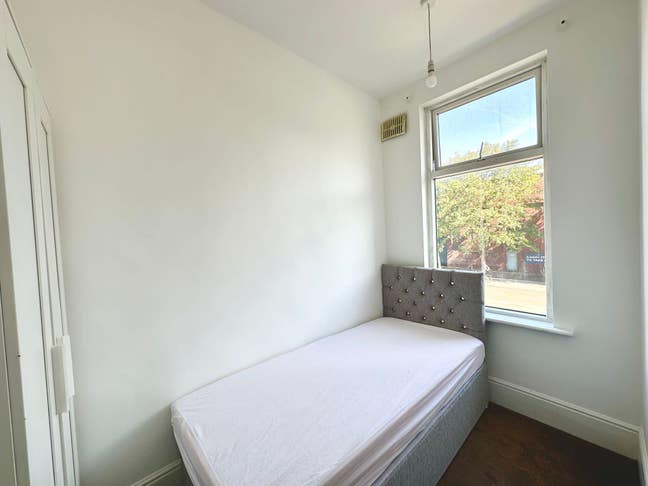 Hidden Gem! All Bills Inclued + No Deposit Main Photo