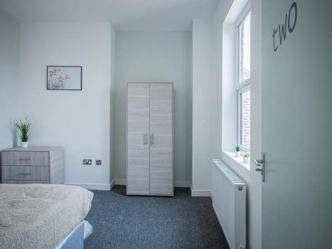 DR Large en-suite room available near town centre Main Photo