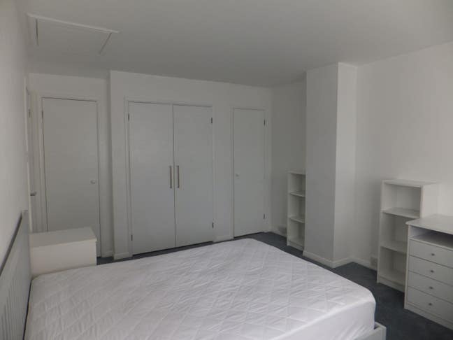 Large double bedroom for full-time student only Main Photo