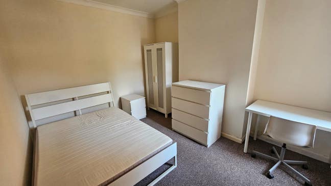 Double room to rent on Coventry Road Main Photo