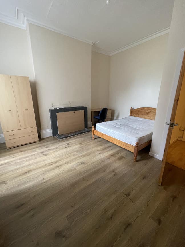 Neighbouring City Centre- Room Available Now  Main Photo