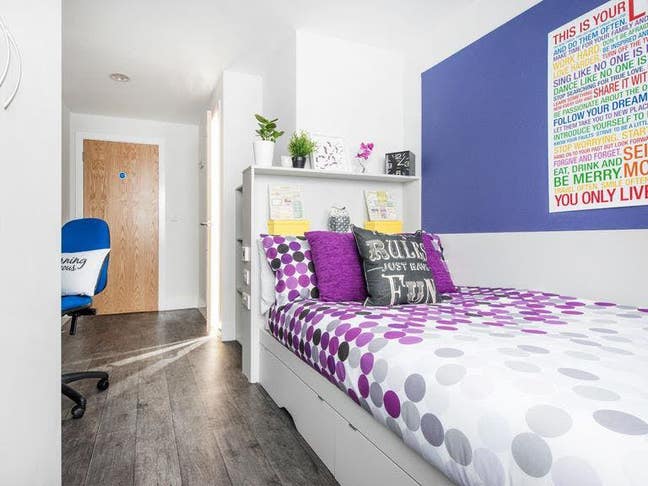 Ablett House Standard Ensuite Room Main Photo