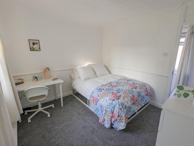 Lovely Double Room in Great Location Main Photo