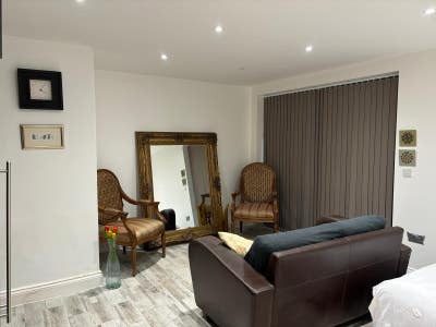 Hendon Studio Basement Flat  Main Photo