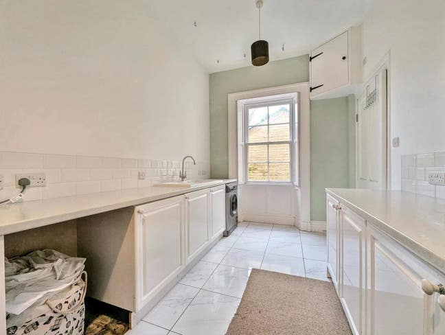 Double Room in Victorian Home, Private Location Main Photo