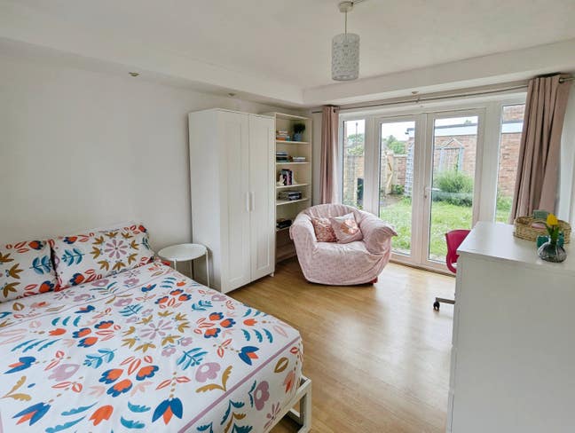 Comfortable room in spacious home. Main Photo