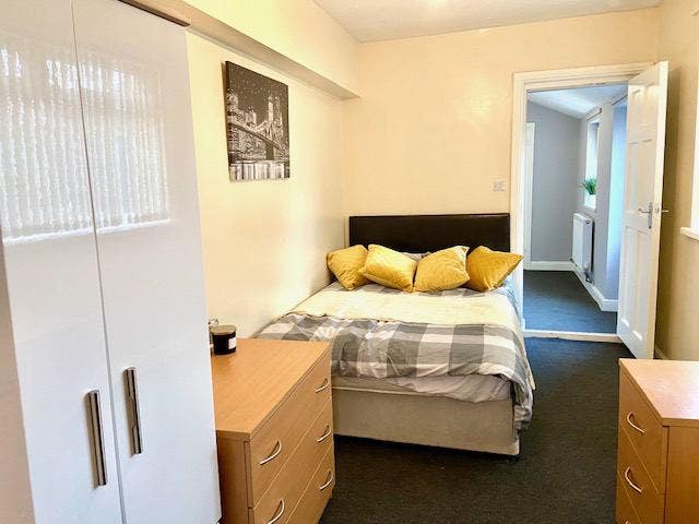 Large Double, Lounge, area, En Suite & Kichenette Main Photo