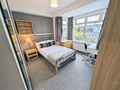 ** VERY LARGE Luxury En Suite - No Bills to Pay! Main Photo