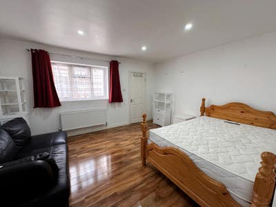 Large Double room in Staines     Main Photo