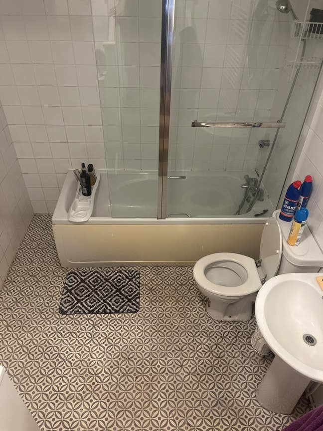 1 room in a property  Main Photo