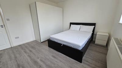 Large room with ensuite, all female household N21 Main Photo