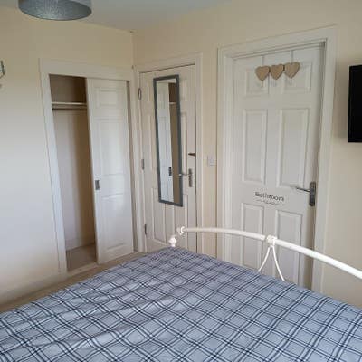 Lovely en-suite serviced room in clean house Main Photo