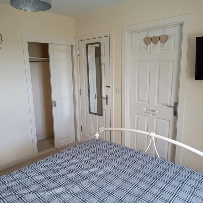 Lovely en-suite serviced room in clean house Main Photo