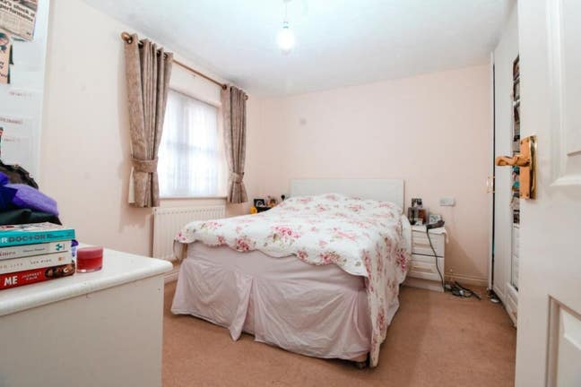 Spacious Double Room with Seperate Bathroom Main Photo