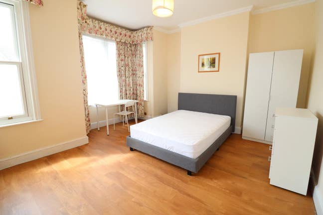 Live 2 Mins from the Tube – Harrow Rooms Available Main Photo
