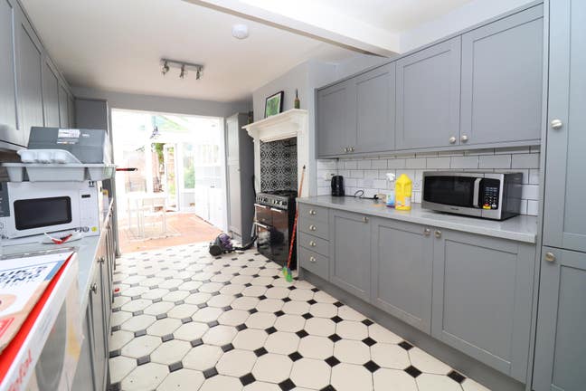 Live 2 Mins from the Tube – Harrow Rooms Available Main Photo