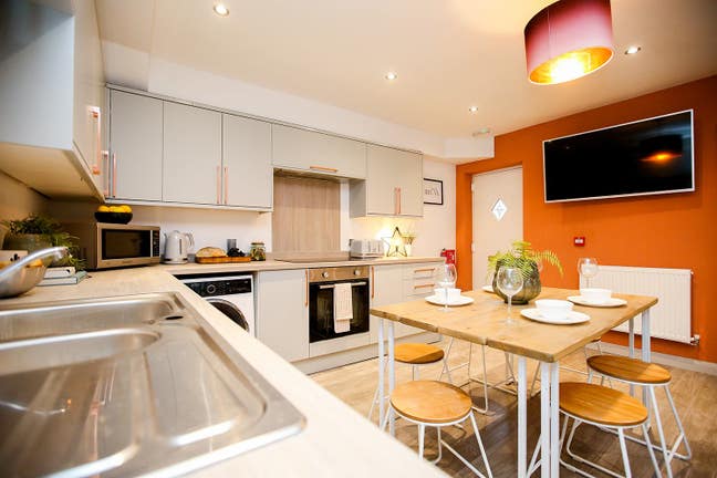 Amazing Attic ensuite rm with fridge.  Avail. 2/9 Main Photo