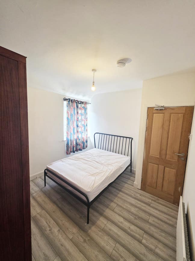 A Furnished Double Bedroom in a Clean & Tidy Home Main Photo
