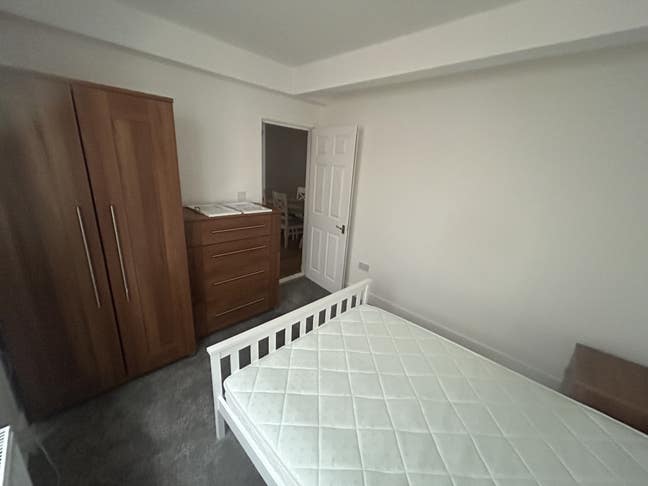 Lovely room available in Hampton Court! Main Photo