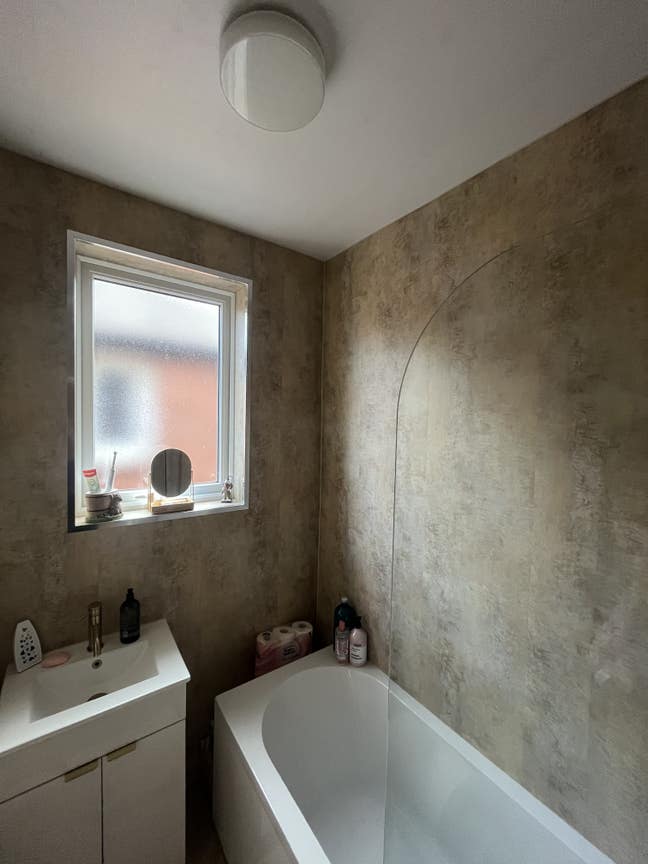 Double bedroom in newly redecorated flat  Main Photo