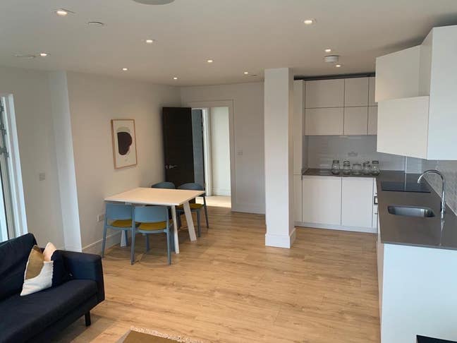 A room available in a 3-bedroom apartment  Main Photo