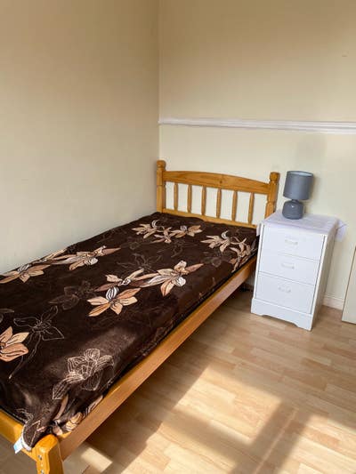 Single Bedroom available  Main Photo