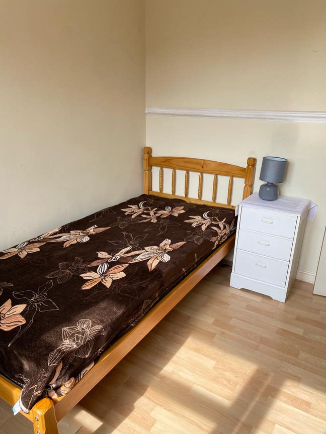 Single Bedroom available  Main Photo