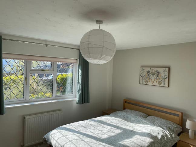 Spacious double room in Farncombe Main Photo