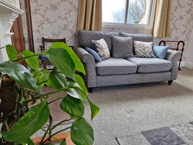 Large furnished room Main Photo