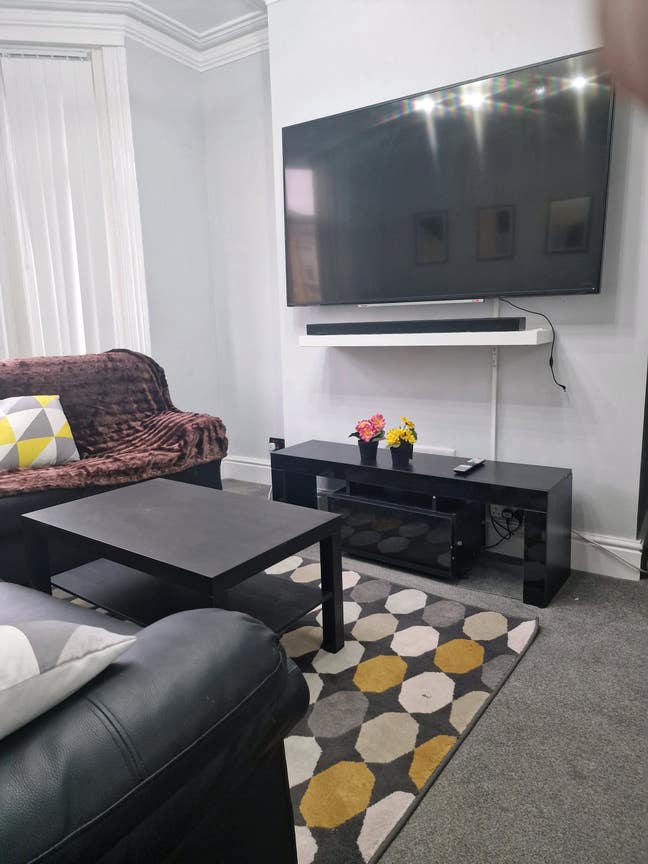 ☆Bills Included ☆65inch Tv ☆5min Walk to UoL Main Photo
