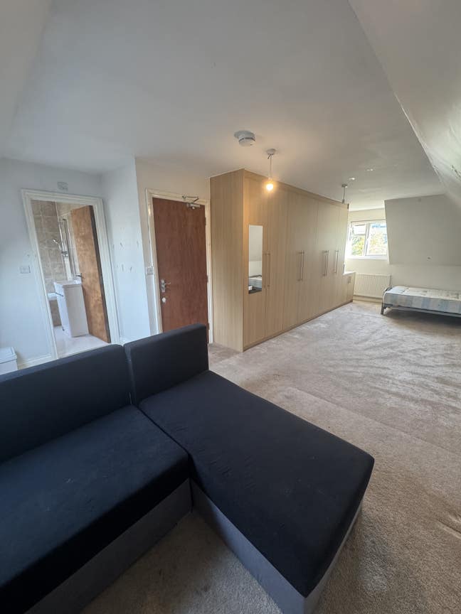 **Large Loft Room**En Suite**Location**Parking** Main Photo