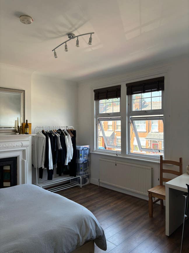 Spacious double room in North London Main Photo