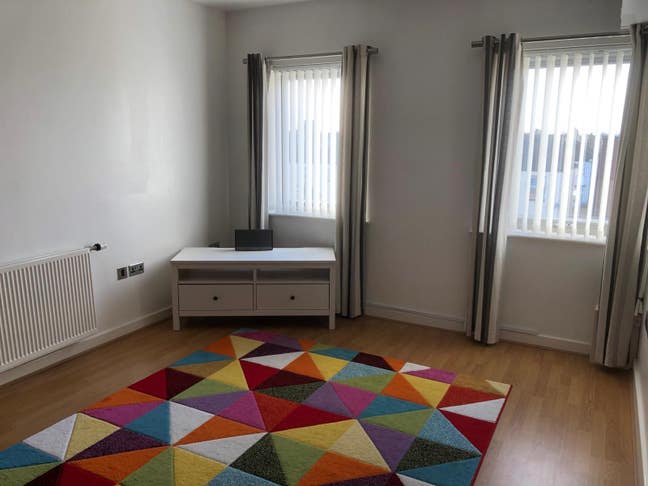 Modern 3 bed flat in great location. No Fees! Main Photo