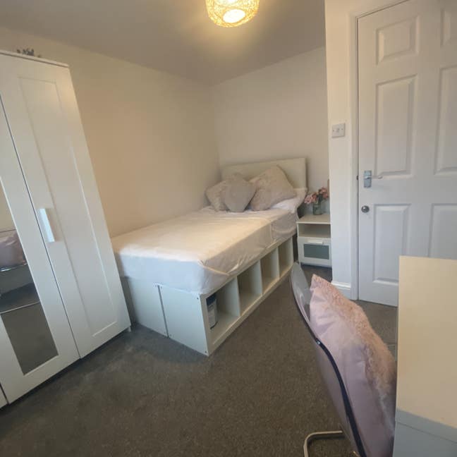  Double Room  - Close transport links  Main Photo