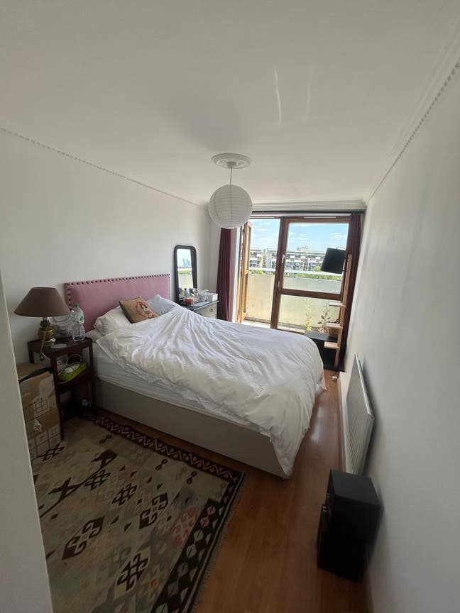 1 double Bedroom Available right away Main Photo