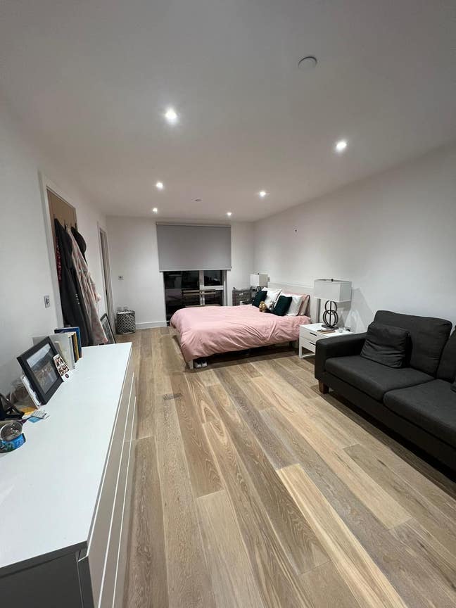 Spacious En-Suite Double Room with Balcony Main Photo
